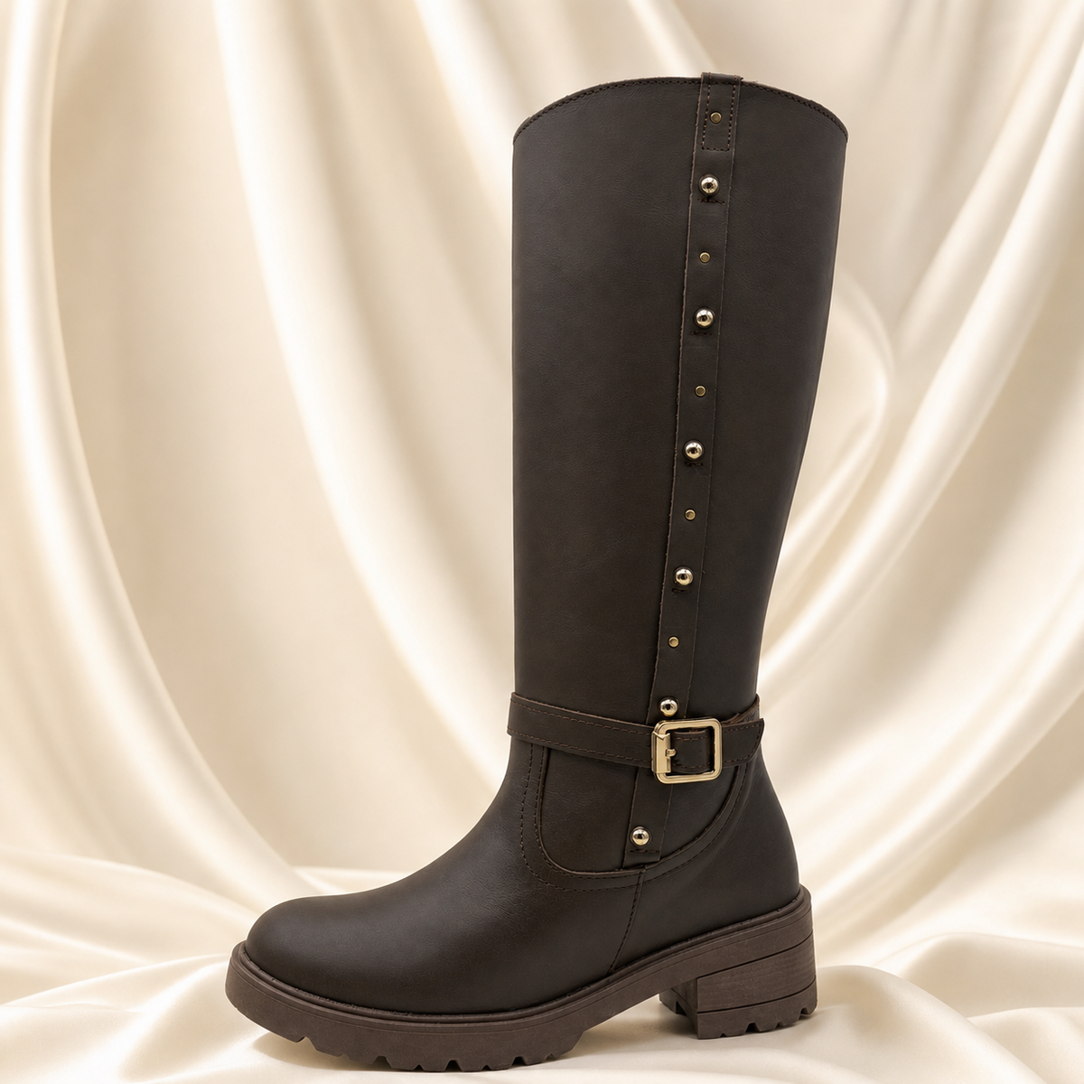 Bota piel café con estoperoles para mujer