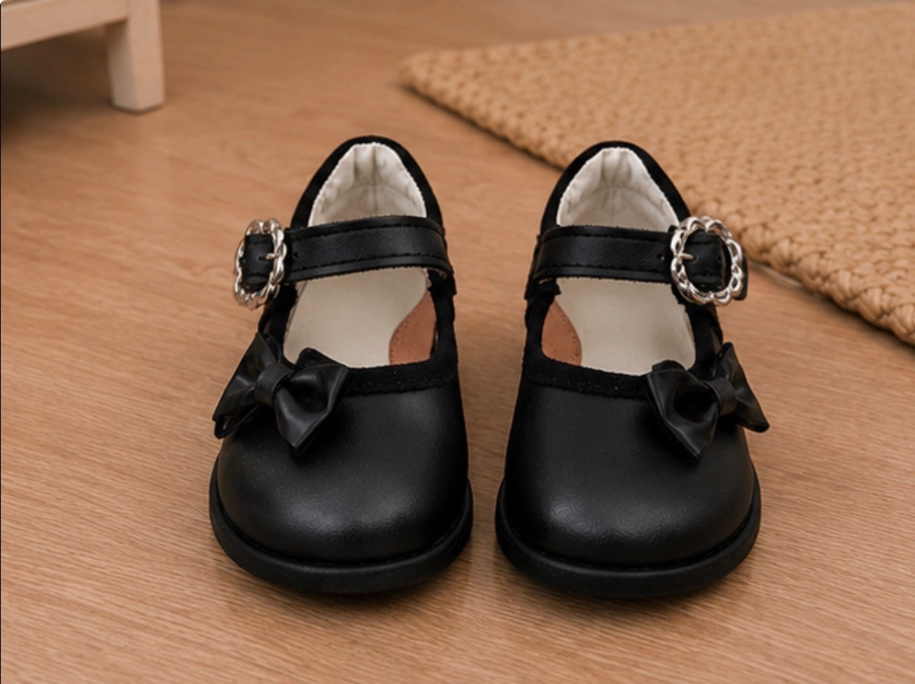 Calzado Escolar Para Niñas Color Negro Con Hermoso Moño y hebilla de corazon