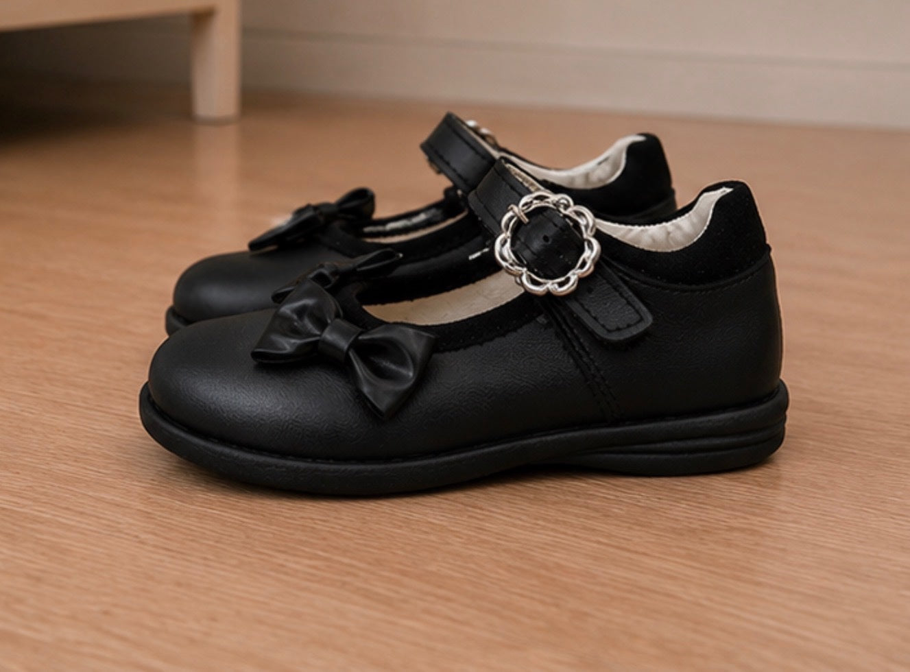 Calzado Escolar Para Niñas Color Negro Con Hermoso Moño y hebilla de corazon