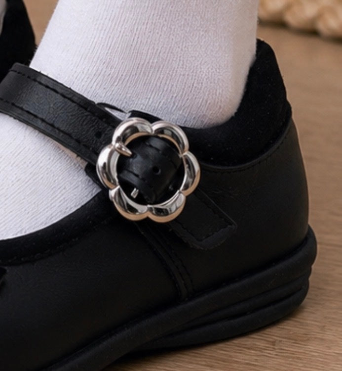 Calzado Escolar Para Niñas Color Negro Con Hermoso Moño y hebilla de corazon