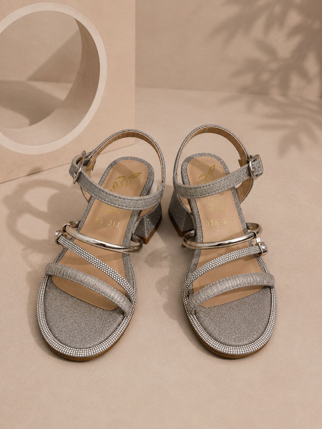 Sandalia para niñas persa platina con detalles brillantes perfectas para fiestas
