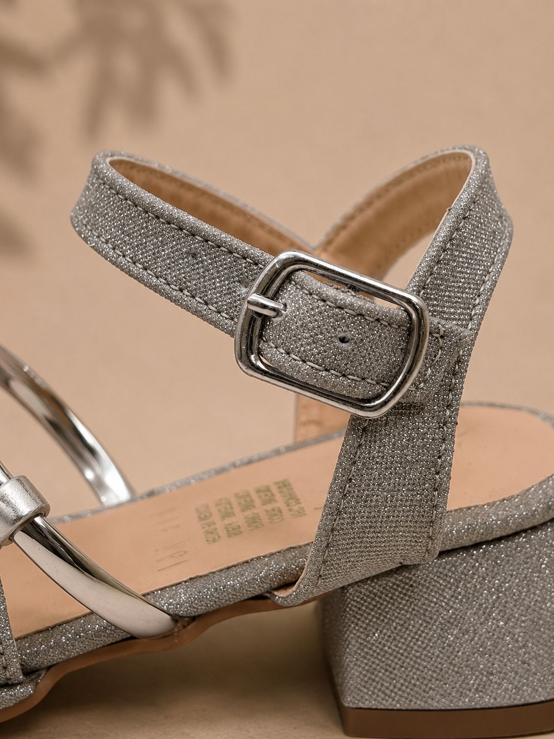 Sandalia para niñas persa platina con detalles brillantes perfectas para fiestas