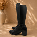 Bota Larga de Piel Negra con Hebilla para Mujer
