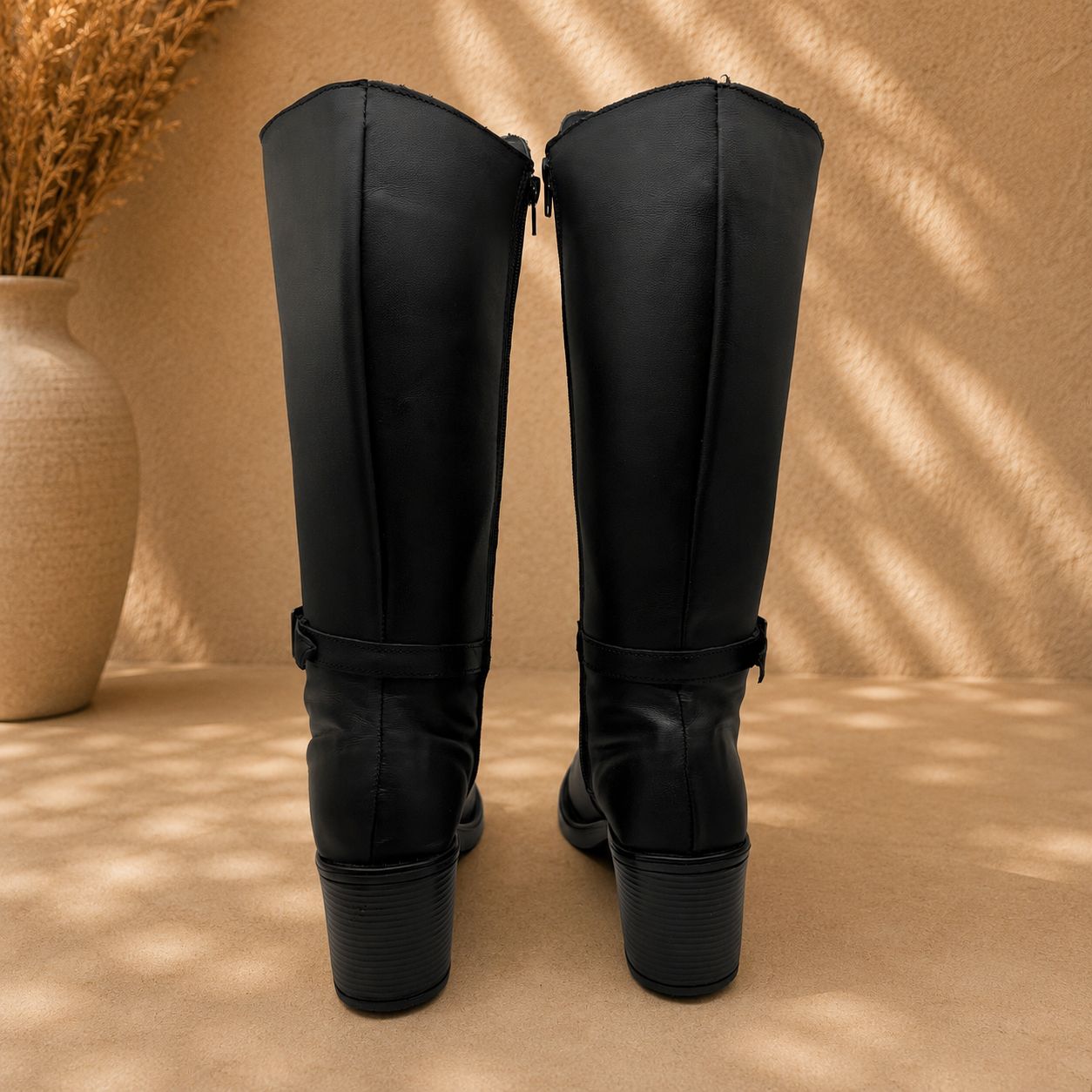 Bota Larga de Piel Negra con Hebilla para Mujer