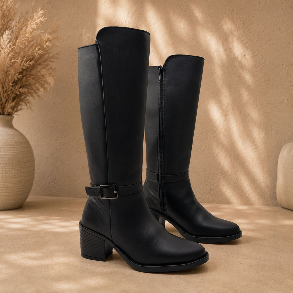 Bota Larga de Piel Negra con Hebilla para Mujer