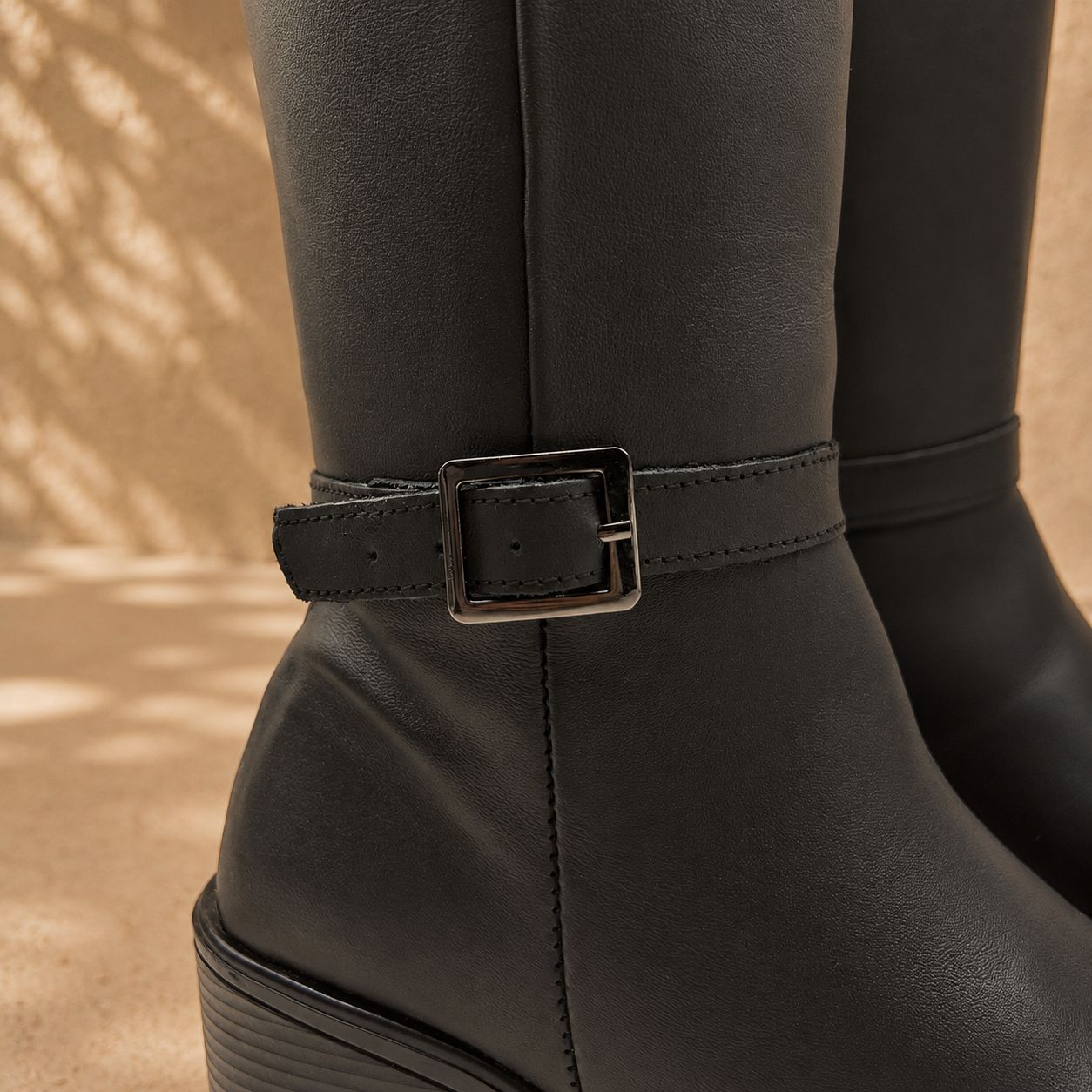 Bota Larga de Piel Negra con Hebilla para Mujer
