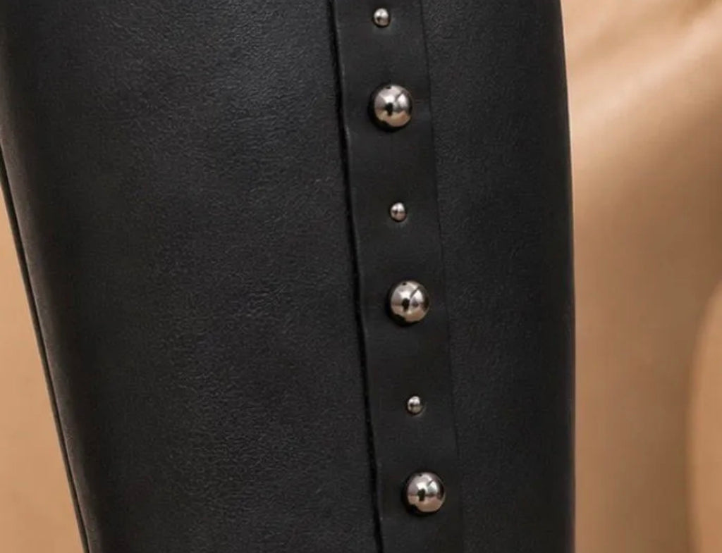Bota de piel Negra con estoperoles para mujer