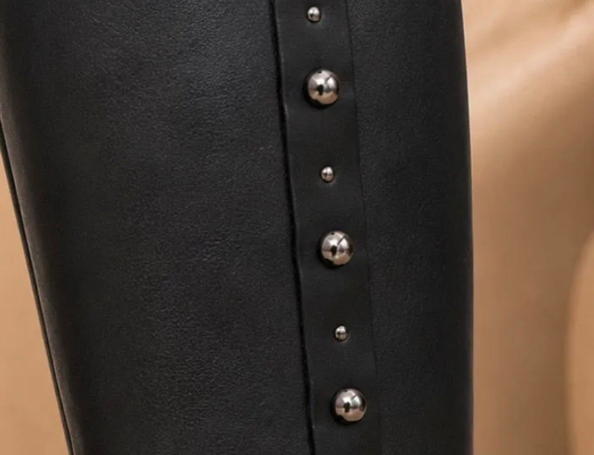 Bota de piel Negra con estoperoles para mujer